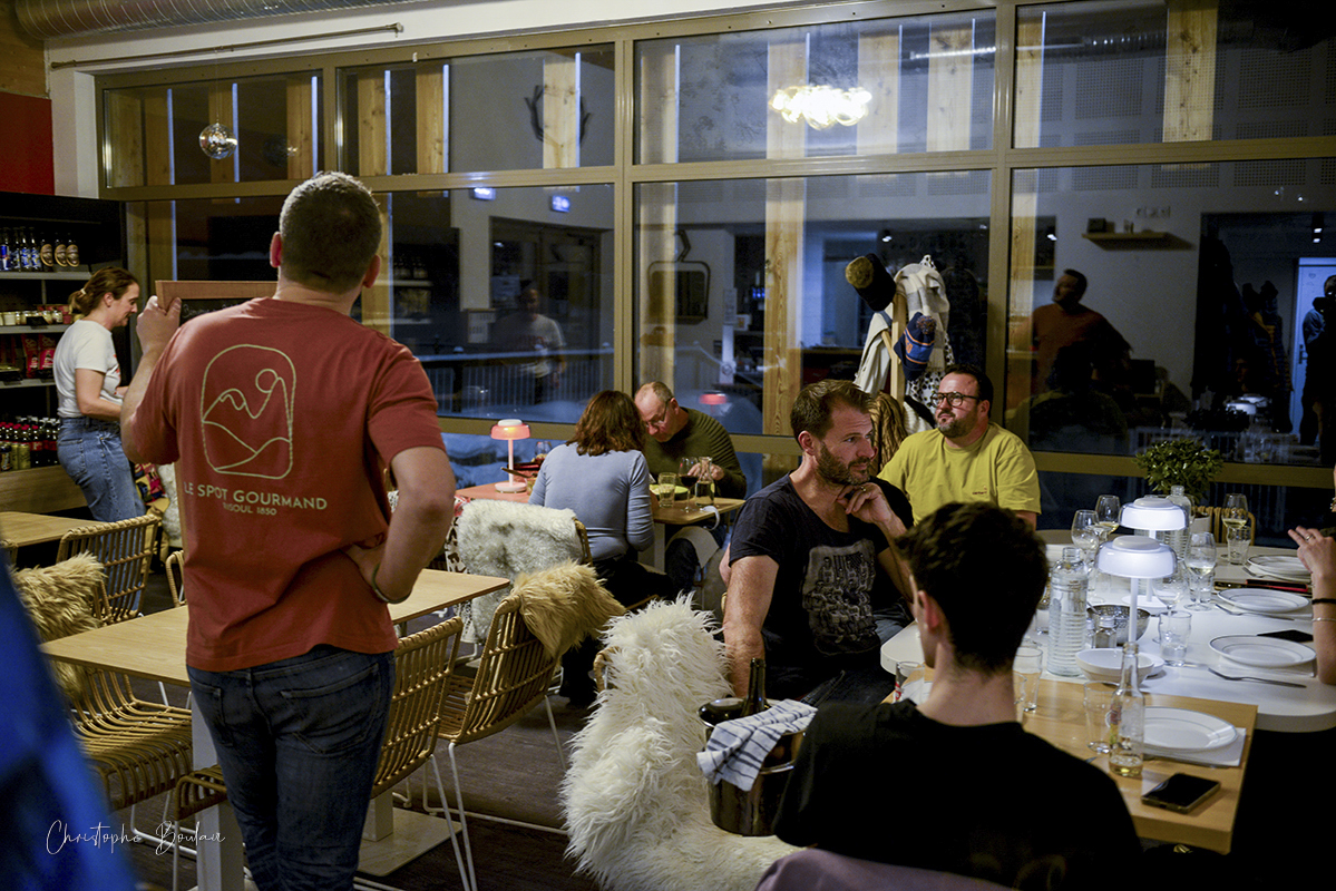 Ambiance conviviale du Spot Gourmand